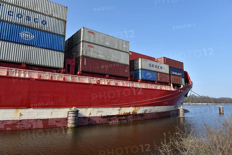 Averaged container ship FREDERIK stands at the dolphins in the Kiel Canal, Kiel Canal, Kiel Canal, Schleswig-Holstein, Germany
