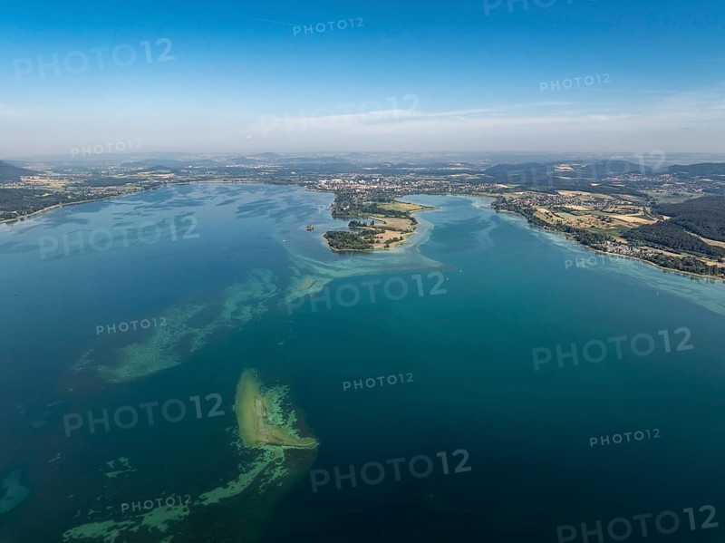 Aerial view of western Lake Constance, Untersee with the Mettnau peninsula, behind it the town of Radolfzell, on the horizon the Hegauberge Mountains, Konstanz district, Baden-Württemberg, Germany