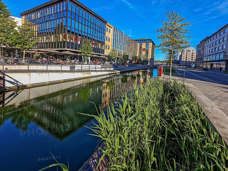 View along the Holstenfleet with restaurants and shops, reeds, trees, quiet zone, relaxed shopping in the city centre, urban planning, architecture, revitalisation of the old town, water reflection, car-free zone, bicycles, people, Kiel, Schleswig-Holstein, Germany