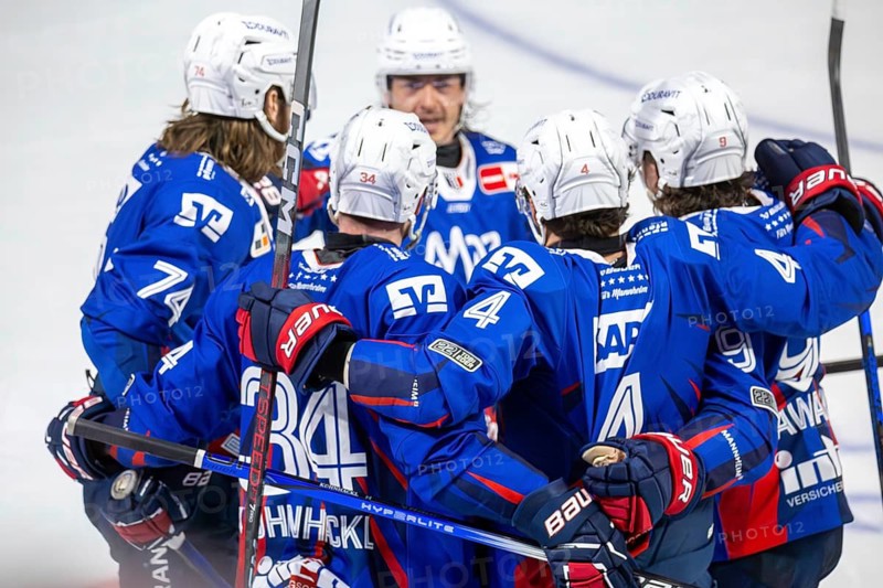 DEL, German Ice Hockey League 2024/25 season, matchday 44: Adler Mannheim v ERC Ingolstadt***Cheers for the Eagles after the 3:2 goal