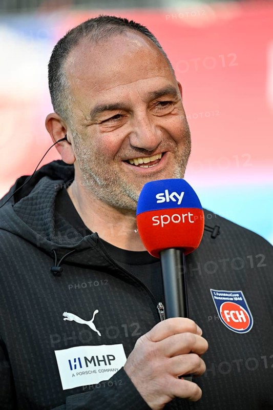 Coach coach Frank Schmidt 1. FC Heidenheim 1846 FCH portrait in interview microphone micro logo SKY smiles soccer Bundesliga, Voith-Arena, Heidenheim, Baden-Württemberg, Germany