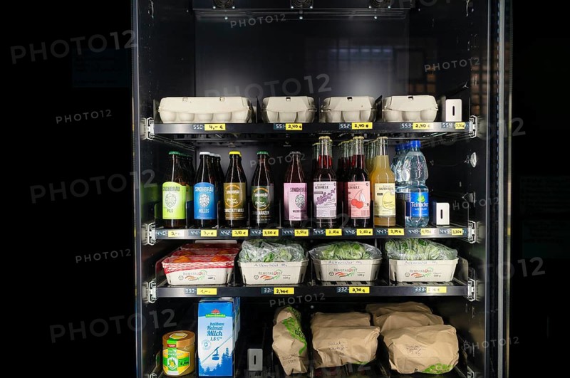 Food in the vending machine, display, vending machine, drinks, salad, milk, honey, self-service, self-service, farm shop, Fellbach, Baden-Württemberg, Germany