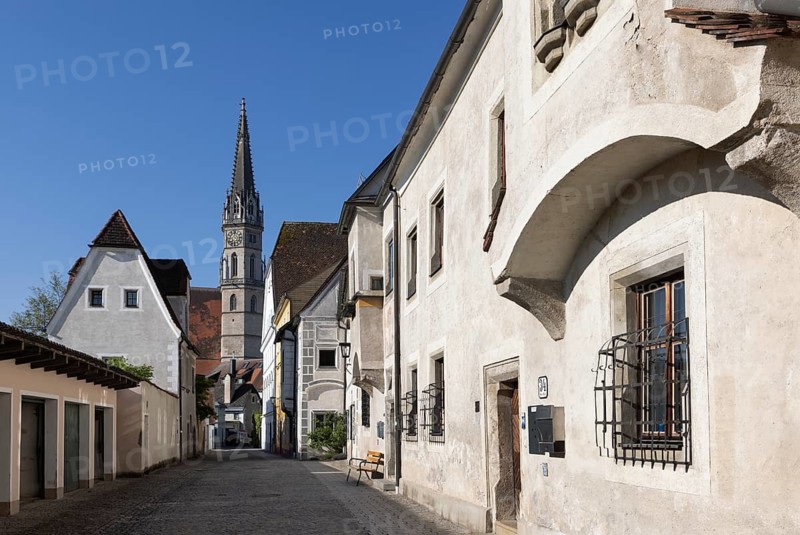 Bergstraße with old town houses and parish church, Steyr, Traunvietel, Upper Austria, Austria