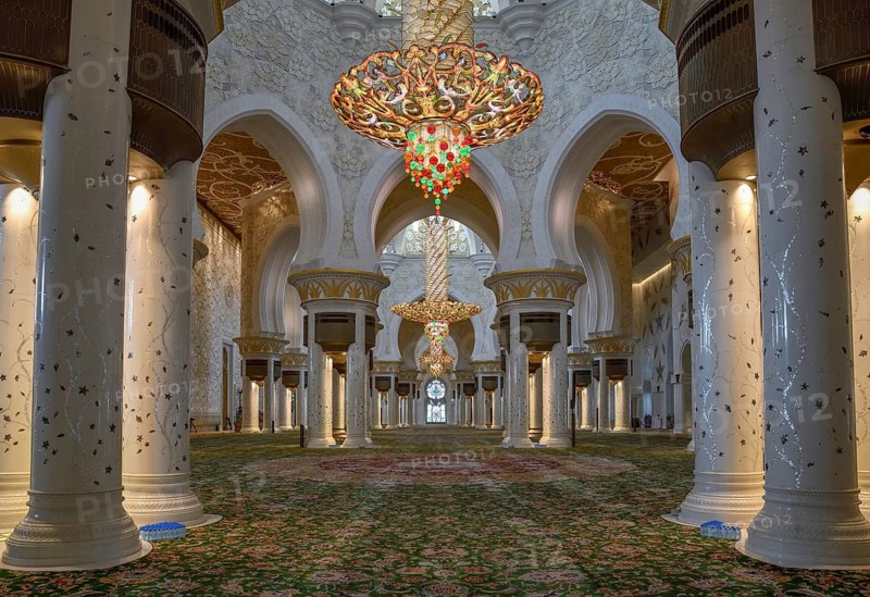 Artfully decorated interior with chandelier, Sheikh-Zayed Mosque, Prayer Room, Abu Dhabi City, Emirate of Abu Dhabi, United Arab Emirates