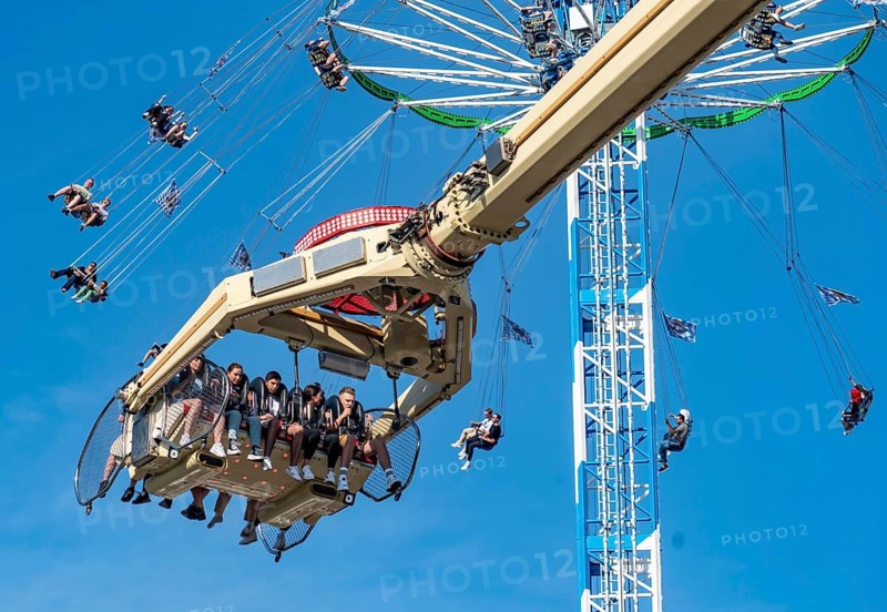 The Rhine Fair in Düsseldorf, in the Rhine meadows in the Oberkassel district, on the Rhine, North Rhine-Westphalia, Germany, Bayern Tower ride, chain carousel