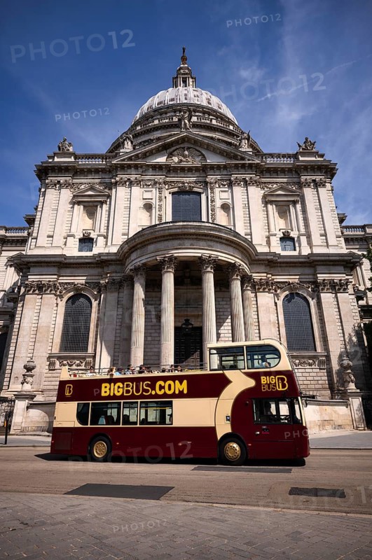 Big Bus Tours, logo, tourist bus for sightseeing, open double-decker bus, behind St Paul's Cathedral, St Paul's Cathedral, City of London, London, England, Great Britain, Great Britain