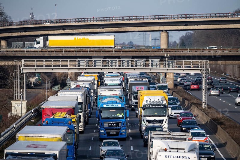 Traffic jam on the A3 motorway, at the Köln-Ost junction, heading south, four lanes jammed with cars and many trucks, over 8 kilometres in total, Cologne, North Rhine-Westphalia, Germany