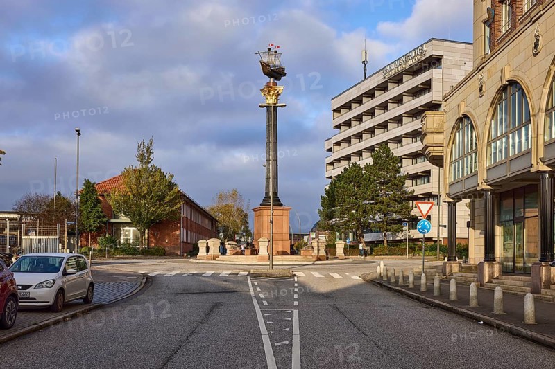 Granite column with metal sculpture of Störtebeker's cog, blue sky with cumulus clouds and nimbostratus, roundabout between Borstelmannsweg and Süderstraße, Free and Hanseatic City of Hamburg, Hanseatic city, independent city, federal state of Hamburg, Germany