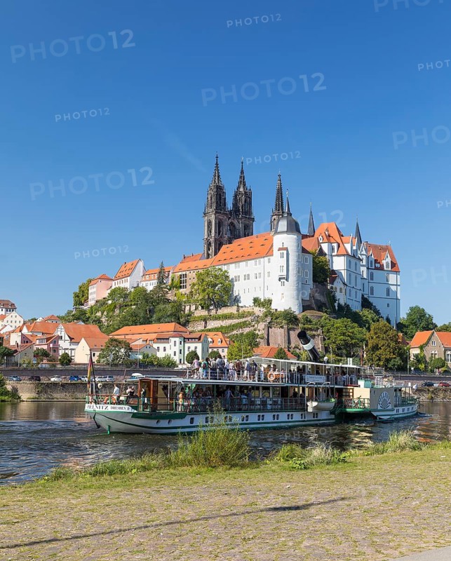 Paddle steamer Pillnitz on the Elbe in front of Albrechtsburg Castle, Meissen, Saxony, Germany