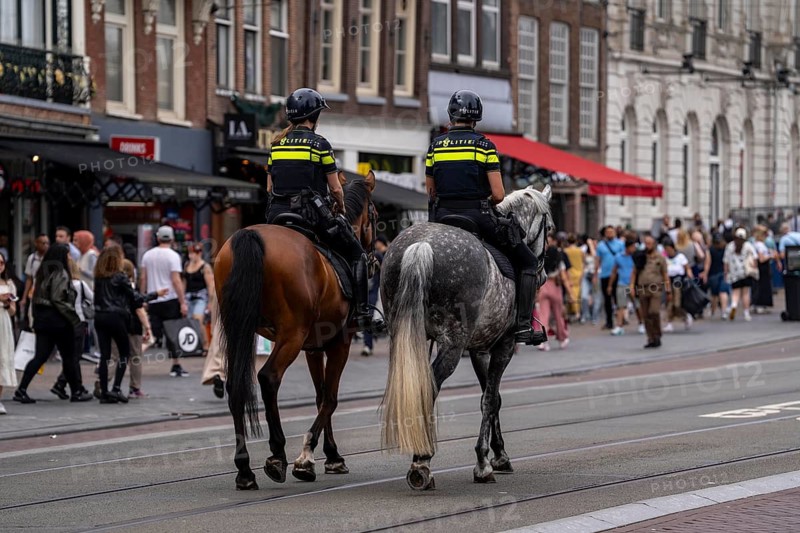Mounted police patrol on Damrak shopping street, tourists, visitors, Amsterdam, Netherlands