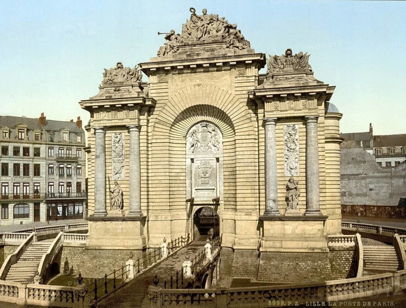 Porte de Paris is a Tor tor of the former city wall of Lille, France, built between 1685 and 1692, ca 1890, Historical, digitally restored reproduction from a 19th century original, Record date not stated