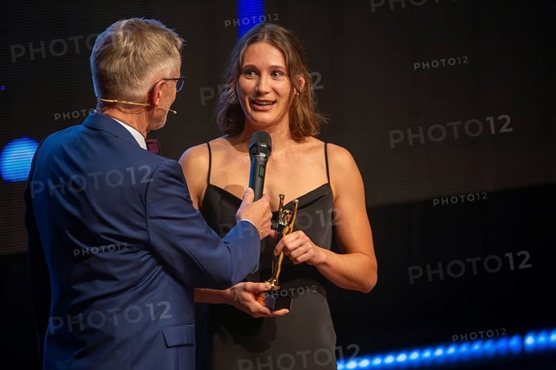 Rose garden Mannheim: Award Night 2024 / Rhine-Neckar Sports Award. Picture: Tara Schmitz (ice hockey, Mad Dogs Mannheim) and Norbert König (presenter)