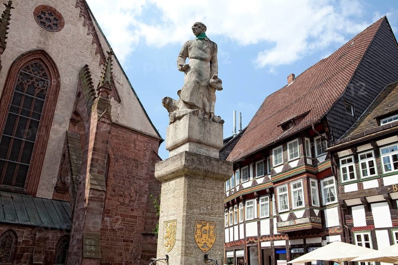 Market square with Till Eulenspiegel fountain in Einbeck, Lower Saxony, Germany, Europe, Marktplatz mit Till Eulenspiegel Brunnen, Einbeck, Niedersachsen, Deutschland, Europa