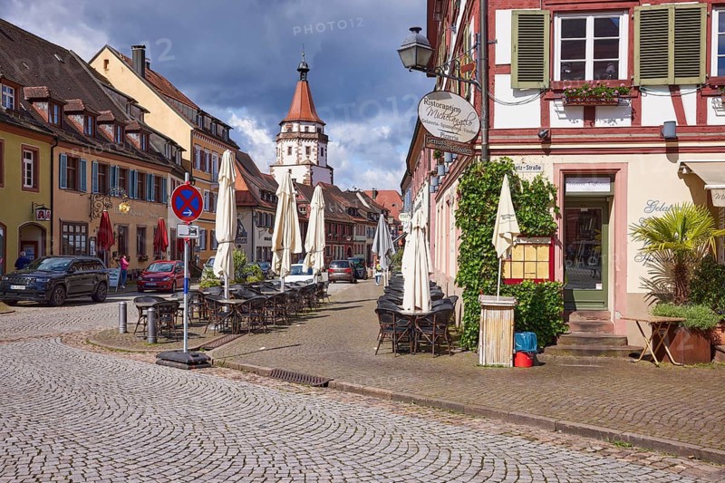 Entrance to the restaurant and pizzeria Michelangelo and Niggelturm in rainy weather in Gengenbach, Black Forest, Ortenaukreis, Baden-Württemberg, Germany