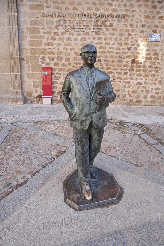 Monument to musician Manuel Garcia Matos 1912-1974 with book, life-size, modern art, bronze sculpture, Plaza de Catedral, Plasencia, Extremadura, Spain