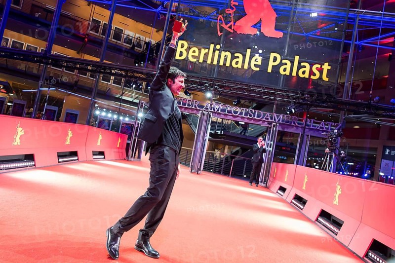 Ilker Çatak poses with the Golden Bear as director of the film Arctia flavia (Yellow Letters) for Best Film after the award ceremony at the closing gala of the Berlinale at the Theater am Potsdamer Platz in Berlin on 21.02.2026. The 76th Berlin International Film Festival will take place from 12 to 22 February 2026
