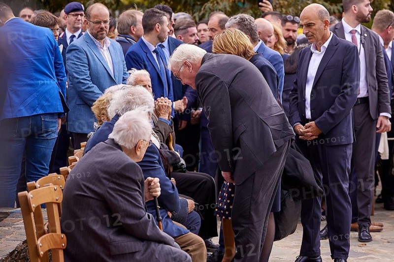 Federal President Frank-Walter Steinmeier, Elke Büdenbender, Survivors of the massacre of 3 June 1941, A man bows respectfully to an elderly gentleman in a large gathering of people, Visit of Federal President Frank-Walter Steinmeier to Kandanos on 31 October 2024, Federal President, Frank-Walter Steinmeier, Memorial, War crimes, Nazis, Wehrmacht crimes, World War II, Kandanos, Southwest Crete, Crete, Greek Islands, Greece