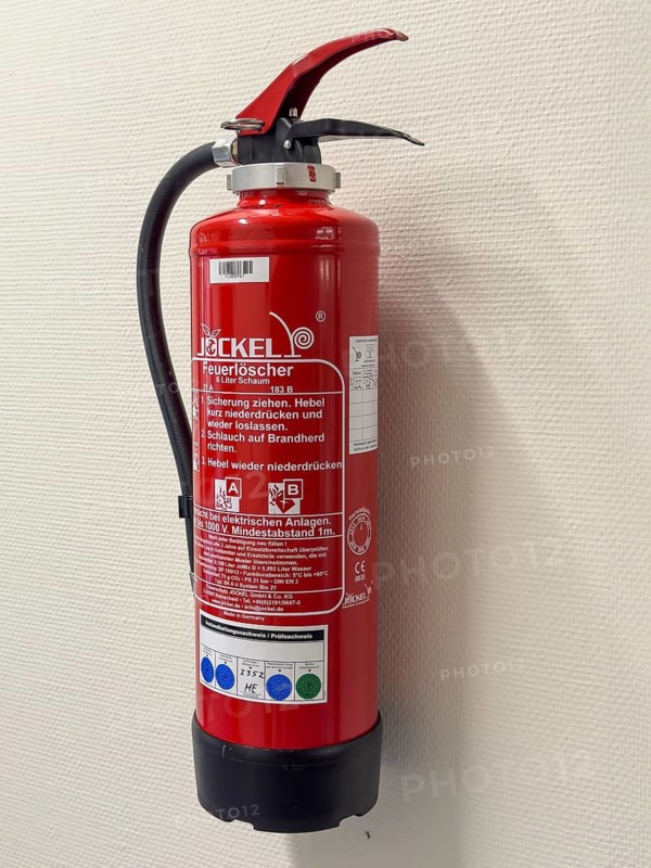 Fire extinguisher with 6 six liters of foam portable small fire extinguisher for extinguishing smaller small fires for fire fighting fire class A and B, Germany