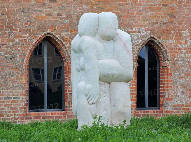 Family sculpture by Anja Gläser 1992 modern art, father, mother, child, white stone sculpture, St. Pauli, monastery, Neustadt, Brandenburg an der Havel, Havelland, Brandenburg, Germany