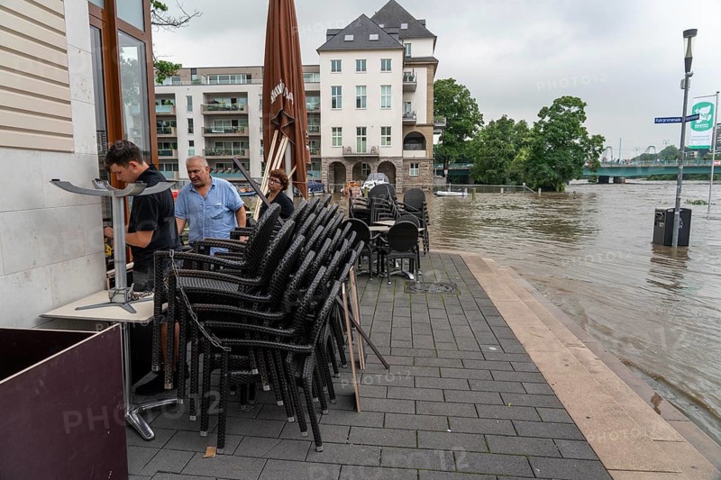 High water on the Ruhr, after long heavy rainfall the river left its bed and flooded the countryside and villages, the highest water level ever recorded, Flooded Ruhr promenade in Mülheim, caterers bring their furniture to safety, Mülheim an der Ruhr, North Rhine-Westphalia, Germany