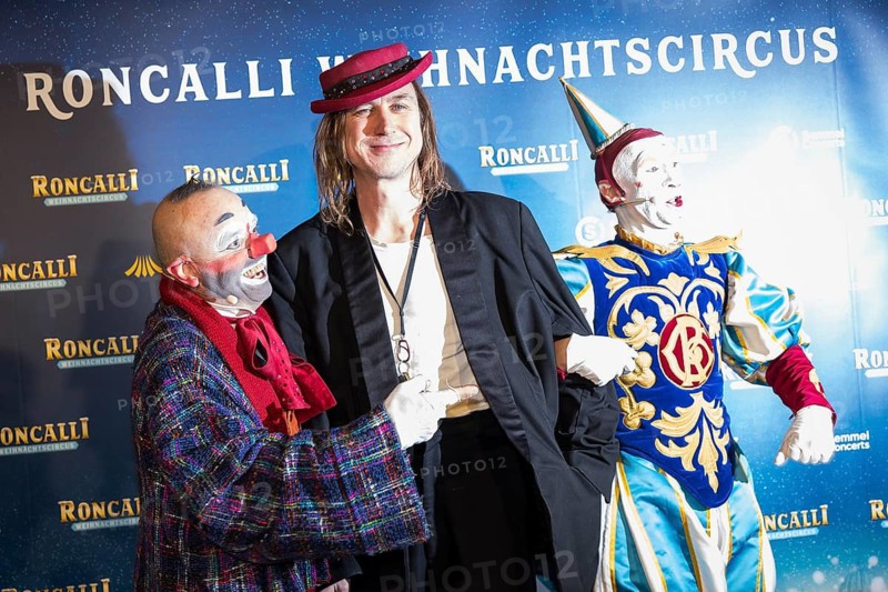 Clown Oriol, Lars Eidinger and Clown Gensi at the premiere of the 20th Original Roncalli Weihnachtscircus in Berlin's Tempodrom on 20 December 2024