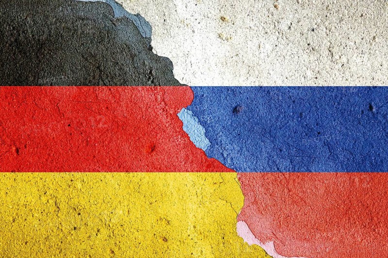 (Photomontage) The German and Russian flags on a cracked stone background