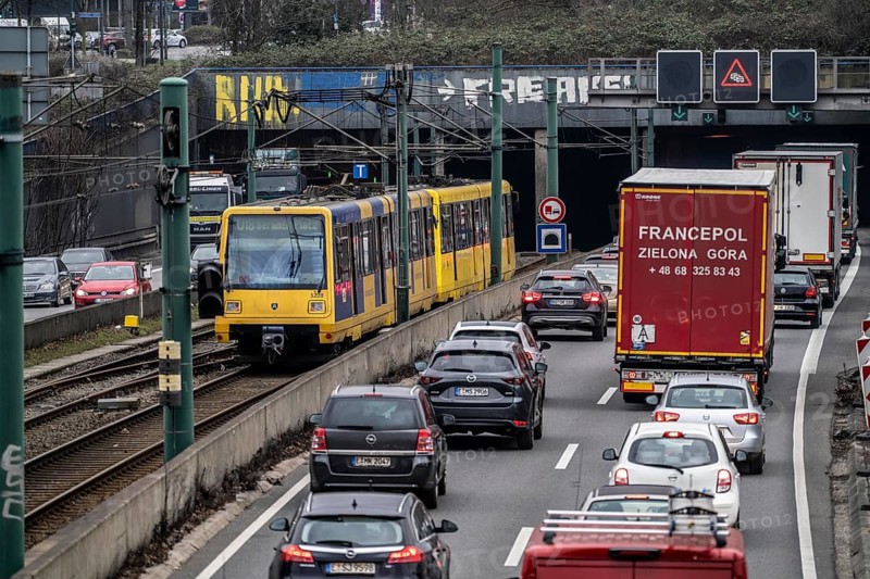 Traffic jam on the A40 motorway, in both directions, underground U18 in the middle lane, Friday, rush hour, in front of the Ruhrschnellweg tunnel in Essen, North Rhine-Westphalia, Germany