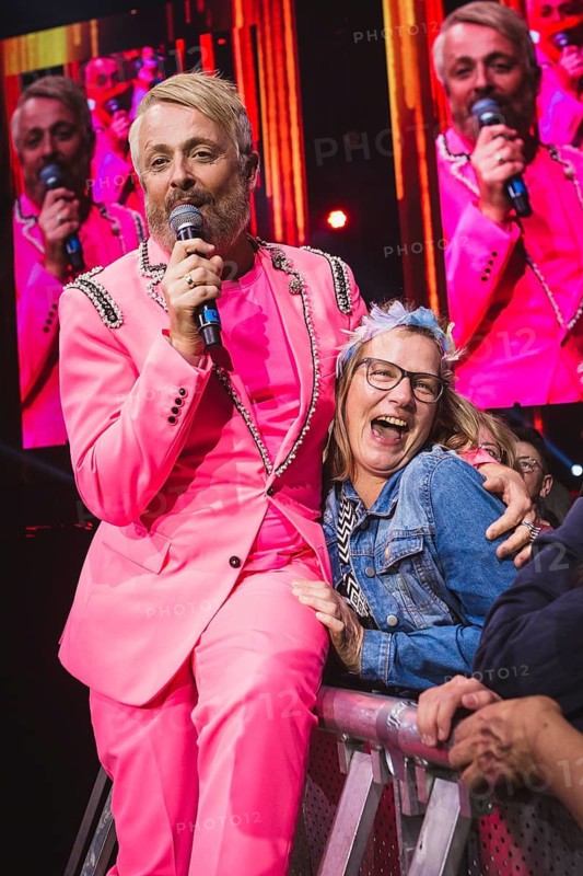 Roß Antony with audience at the Schlagernacht des Jahres live on Das Original Tour in the Berlin Uber Arena on 16 November 2024