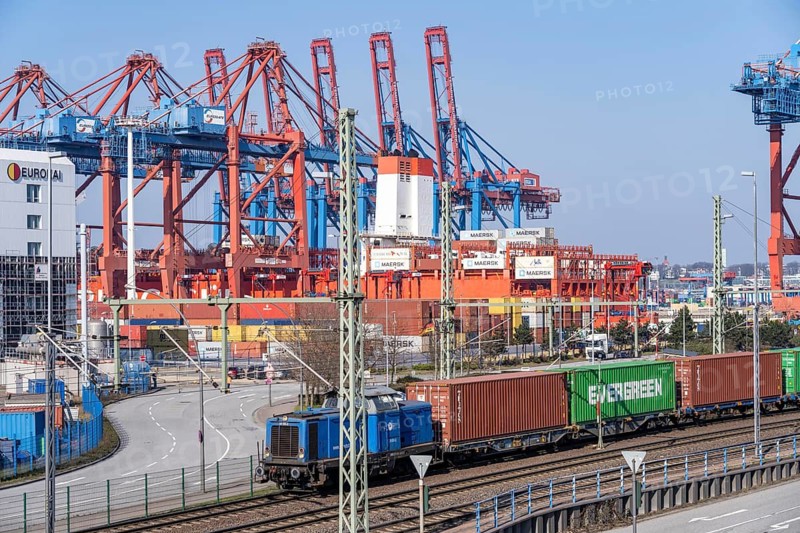 Port of Hamburg, Waltershofer Hafen, container ships, goods train with containers brings and collects freight containers to and from HHLA Container Terminal Burchardkai, Hamburg, Germany