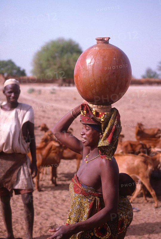 Life in the Sahel region of northern Nigeria, west Africa, early 1980s - woman carrying water