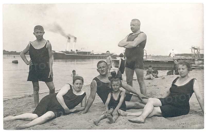 Pretsch, Elbe, Saxony-Anhalt, Baden, swimwear, leisure, summer, river, family in bathing suits on the beach with steamboat in the background, 21.7.1924