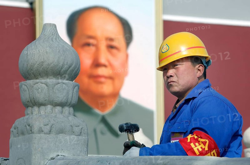 Beijing, CHN, 21.02.09 - A worker restores figures in front of a large Mao Zedong painting at the Gold Water Bridge at Tiananmen Square, Beijing, China