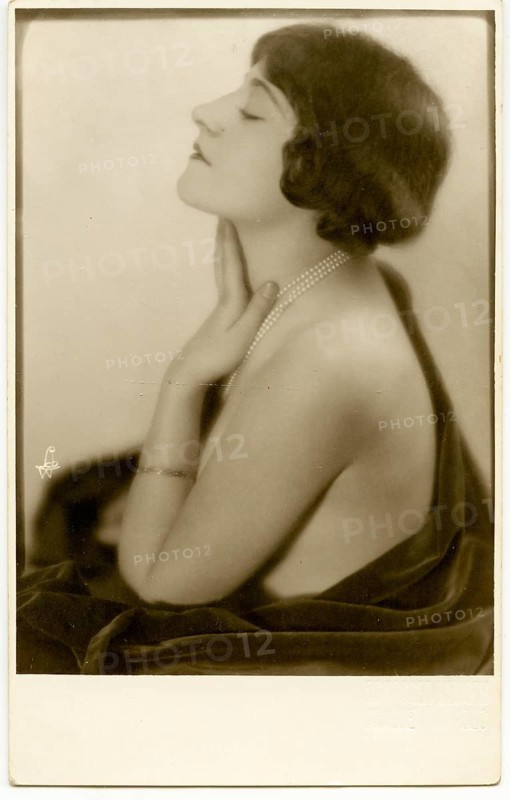 Halact, portrait, grace, elegance, woman in profile wearing a pearl necklace and has an elegant, thoughtful expression, locksmith and Wenisch Prag, Otto Schlosser, 1880-1942, Jewish, Maly Trostinec concentration camp, around 1928