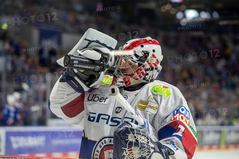 DEL, German Ice Hockey League season 2024/25, 52nd matchday: Adler Mannheim vs Eisbären Berlin***Picture: Jonas Stettmer (1, Berlin)