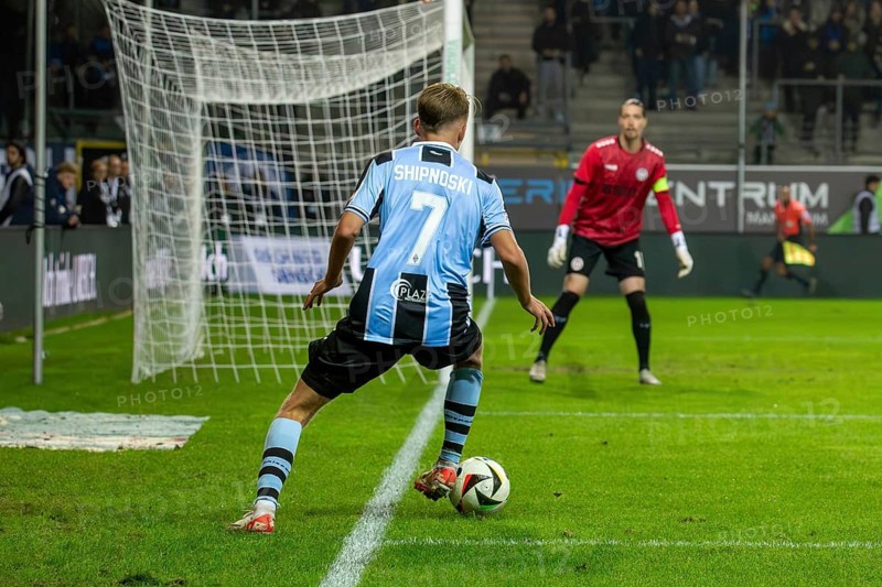Football 3rd division, season 2024/25, matchday 12: Waldhof Mannheim against SV Wehen-Wiesbaden. On the ball: Nicklas Shipnoski (7, Mannheim)