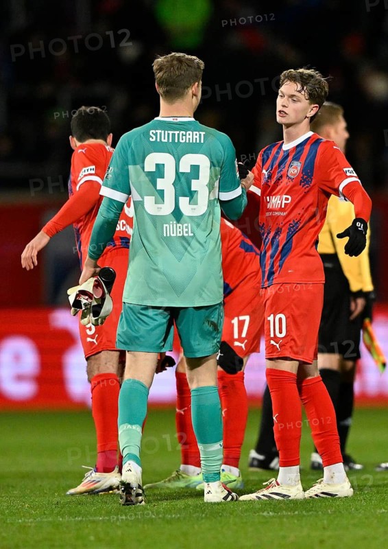 After the match, FC Bayern Munich loanee Paul Wanner 1. FC Heidenheim 1846 FCH (10) congratulates FC Bayern Munich goalkeeper Alexander Nübel VfB Stuttgart (33) Voith-Arena, Heidenheim, Baden-Württemberg, Germany