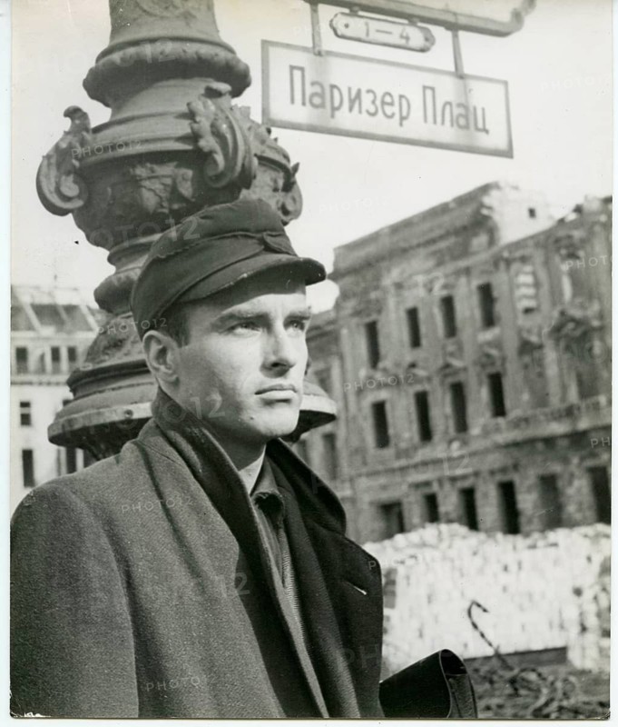 Montgomery Clift, actor, The Big Lift, It began with a kiss, film, Berlin, 1949, post-war period, Cyrillic street sign, Pariser Platz, A man with a cap standing in front of an old street lamp and ruins