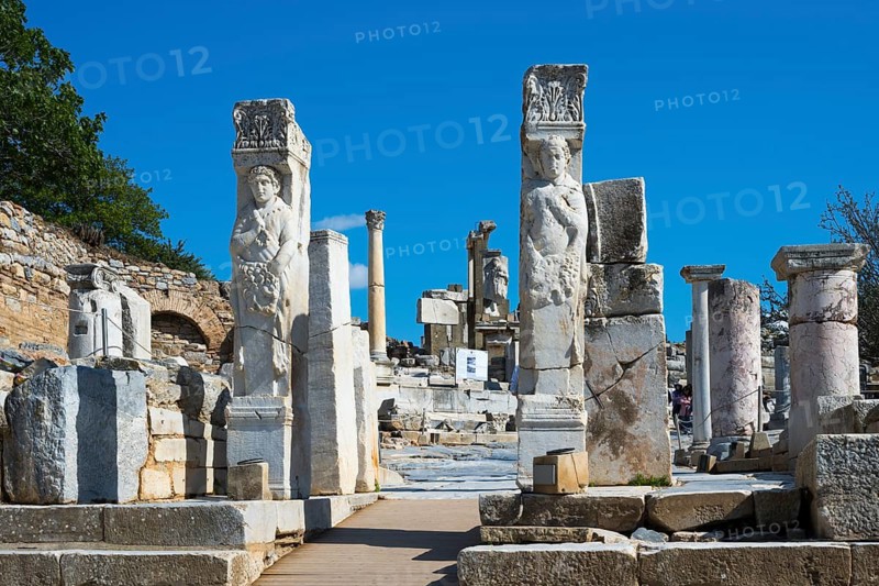 Ruins with detailed ancient statues and columns under a clear blue sky, Gate of Hercules, Heracles Gate, Ephesus, Ephesus, UNESCO World Heritage Site, Izmir Province, Ionia, Turkey
