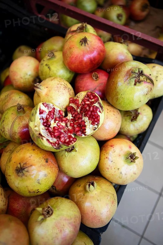 Pomegranates, souk or soug or market in the old town of Nizwa, ad-Dachiliyya region, Oman