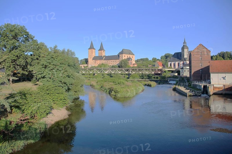 Castle with twin towers, St. Peter's church and footbridge across the Zwickauer Mulde, river, Rochlitz, Saxony, Germany