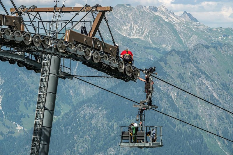 Fellhornbahn cable car support, repair work on a carrying cable, mountains of the Allgäu Alps behind, Oberstdorf, Oberallgäu, Allgäu, Bavaria, Germany