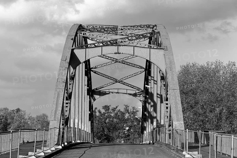Bassin Bridge, arched truss bridge over the former Ruhrort railway harbour, built in 1907, Ruhrort, Duisburg, North Rhine-Westphalia, Germany