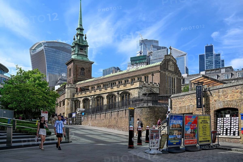 All Hallows-by-the-Tower church in front of the skyscrapers of the Broadgate district, banking district, City of London, London, England, Great Britain, Great Britain