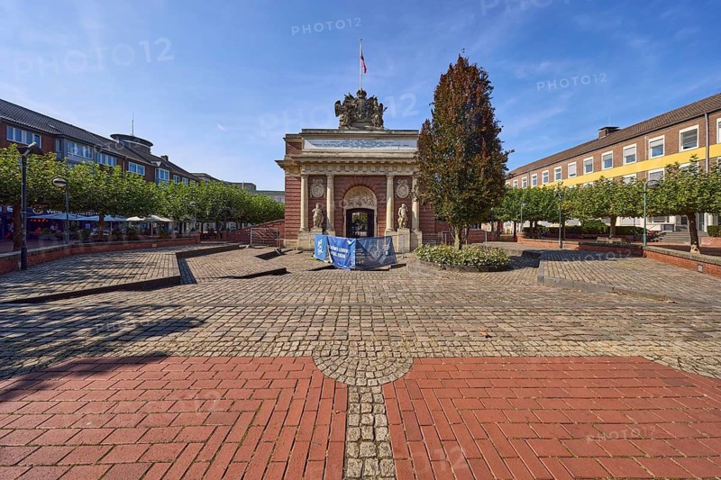 Renovation work on the historic Berliner Tor city gate with street trees and buildings on Berliner-Tor-Platz in Wesel, Lower Rhine, Wesel district, North Rhine-Westphalia, Germany