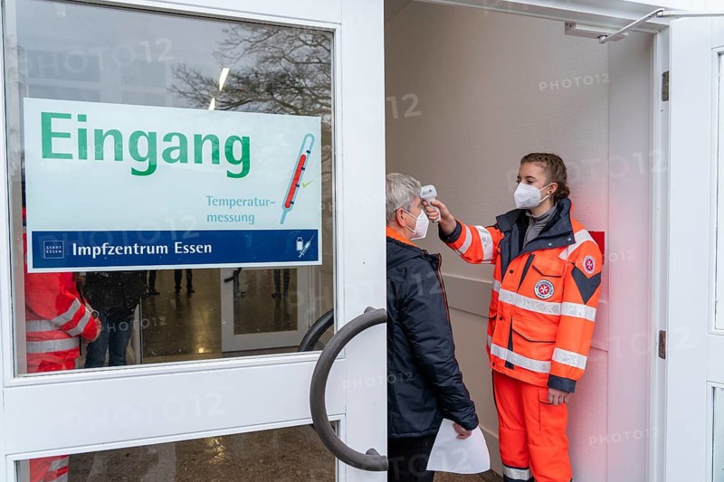 Entrance area with fever measurement, test run in the vaccination centre for the corona vaccinations, in a hall of Messe Essen, by the city, the fire brigade and various aid organisations, 12 vaccination lines for a daily vaccination of up to 2400 people, operated by the North Rhine-Westphalia Association of Statutory Health Insurance Physicians
