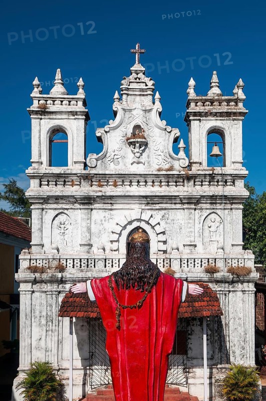 Christ figure with red cape in front of Catholic church, Fort Terekhol, Terekhol, Goa, South India, India