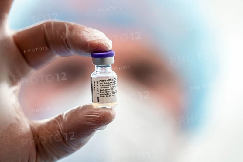 Start in the vaccination centre for corona vaccinations, in a hall of Messe Essen, for people over 80 years of age who do not live in nursing homes, preparation of the Pfizer-Biontech vaccine, ampoule with the vaccine, vaccination lines for a daily vaccination of up to 2400 people, operated by the Association of Statutory Health Insurance Physicians, Essen, North Rhine-Westphalia, Germany