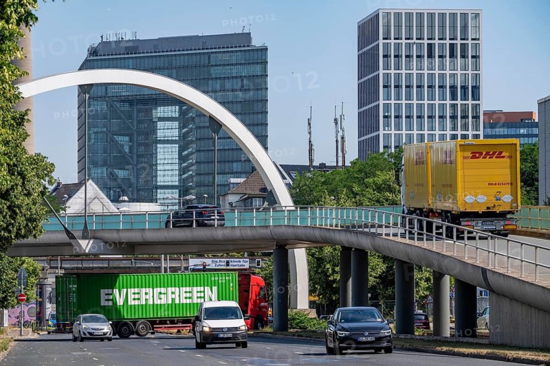 Völklinger Straße, Bundesstraße B1, so-called Überflieger Brücke, arched bridge, directs traffic to the media port without intersections, important connection to Düsseldorf city port for heavy goods traffic, city gate building, North Rhine-Westphalia, Germany