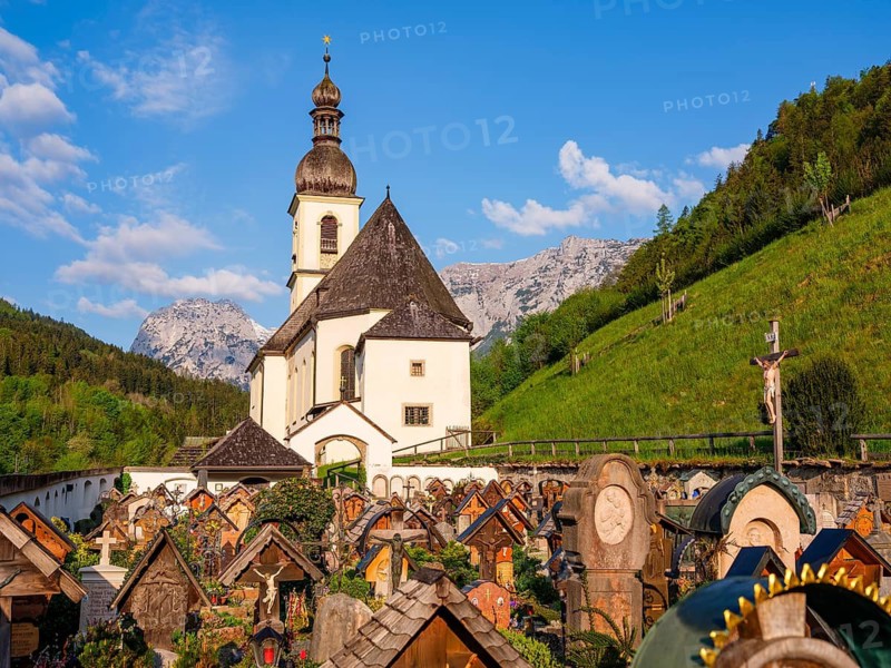 The old cemetery of the parish church of St Sebastian, Reiteralpe at the back, Ramsau, Berchtesgadener Land, Upper Bavaria, Bavaria, Germany