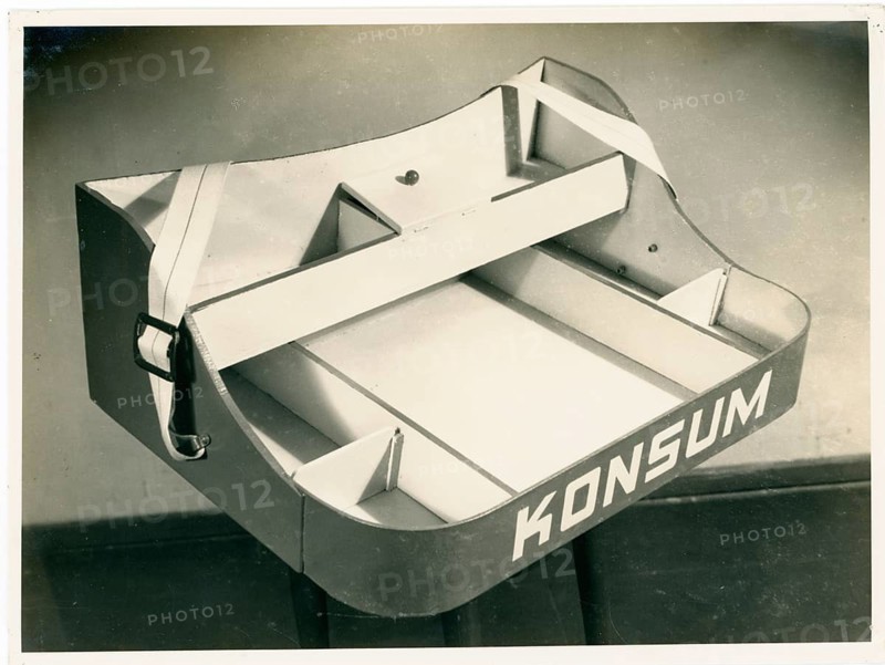 GDR, HO, GDR design, consumption, stream pocket, outpatient sales, in the cinema, open carrying box with the inscription 'Consumption'. Fanned interior layout, in retro style, around 1956
